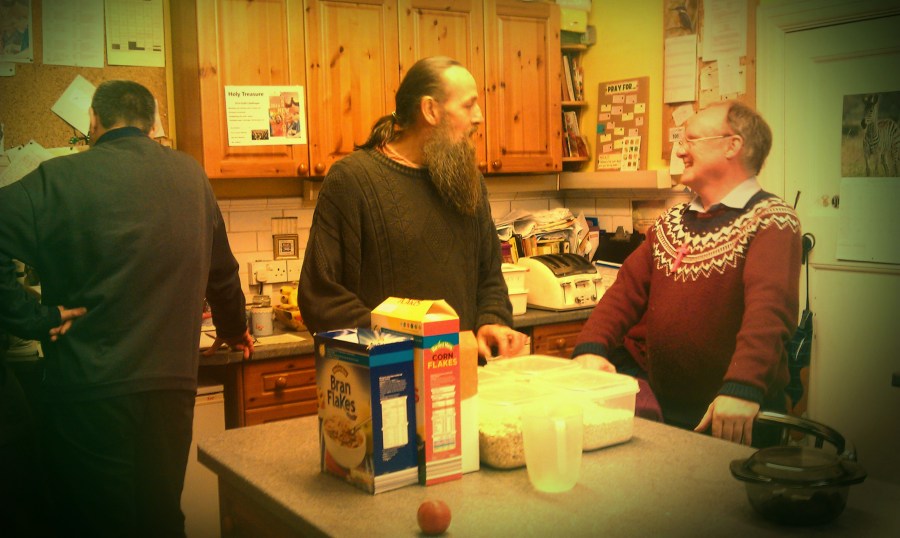 Huw, Patrick och Mike i köket. Patrick och Mike bad för mig när jag blev andedöpt här för fyra år sedan