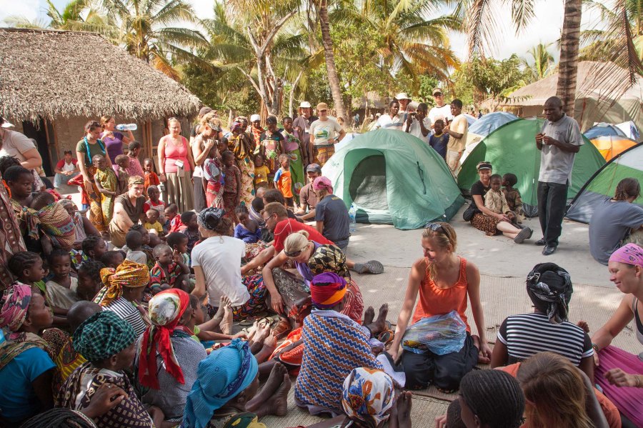 Iris Global på outreach. Till höger i bild sitter Heidi Baker