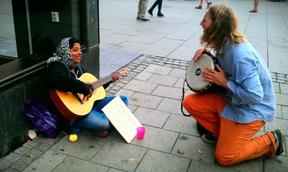 Min kompis Mathias Risberg sjunger lovsång med en kvinna från Rumänien